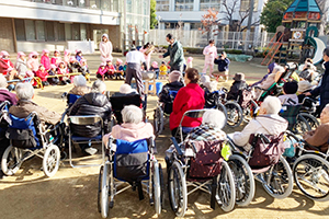 画像：園児とお年寄りの交流