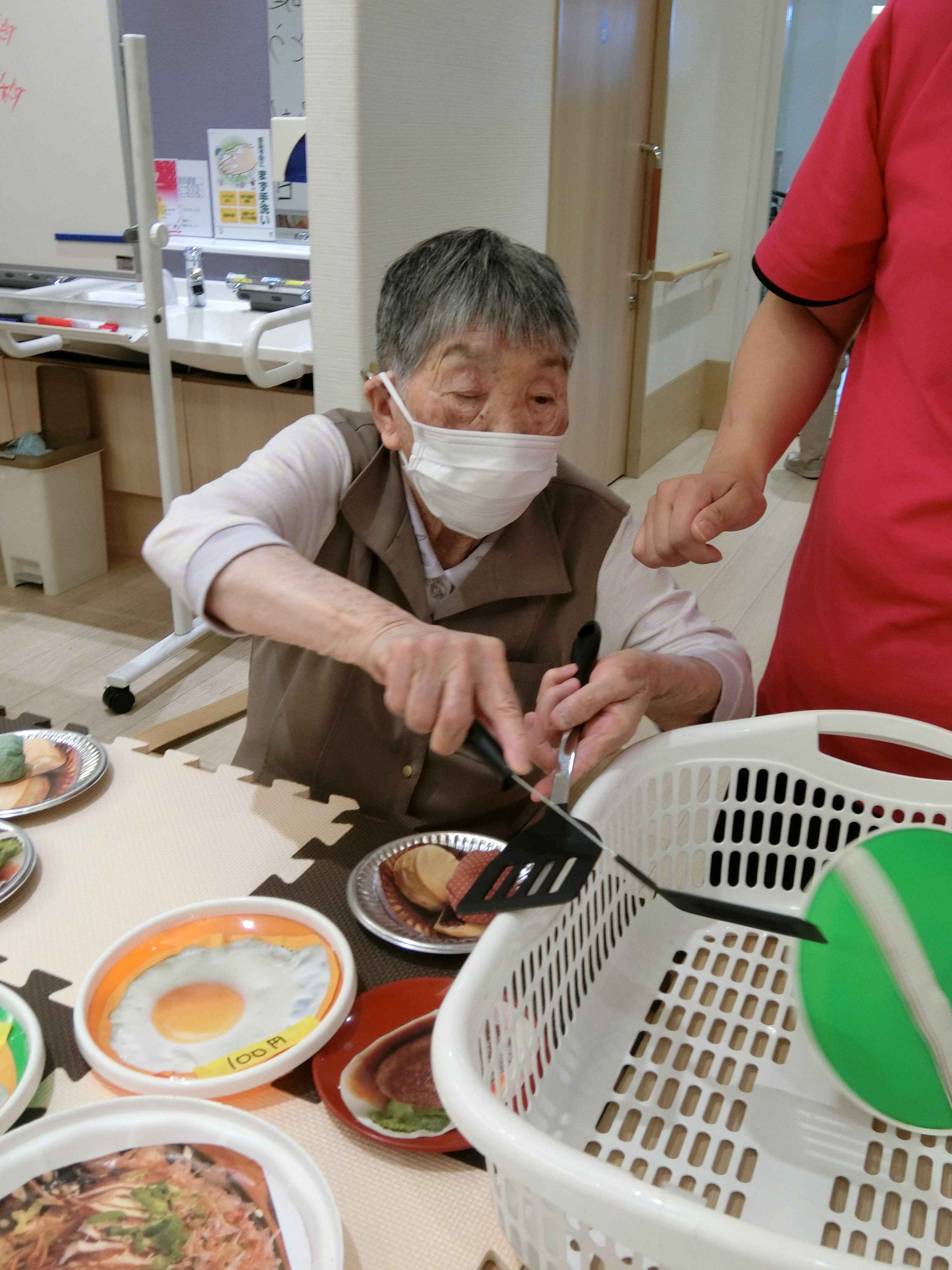 「お好み焼きひっくり返しゲーム」＊＊デイサービス＊＊