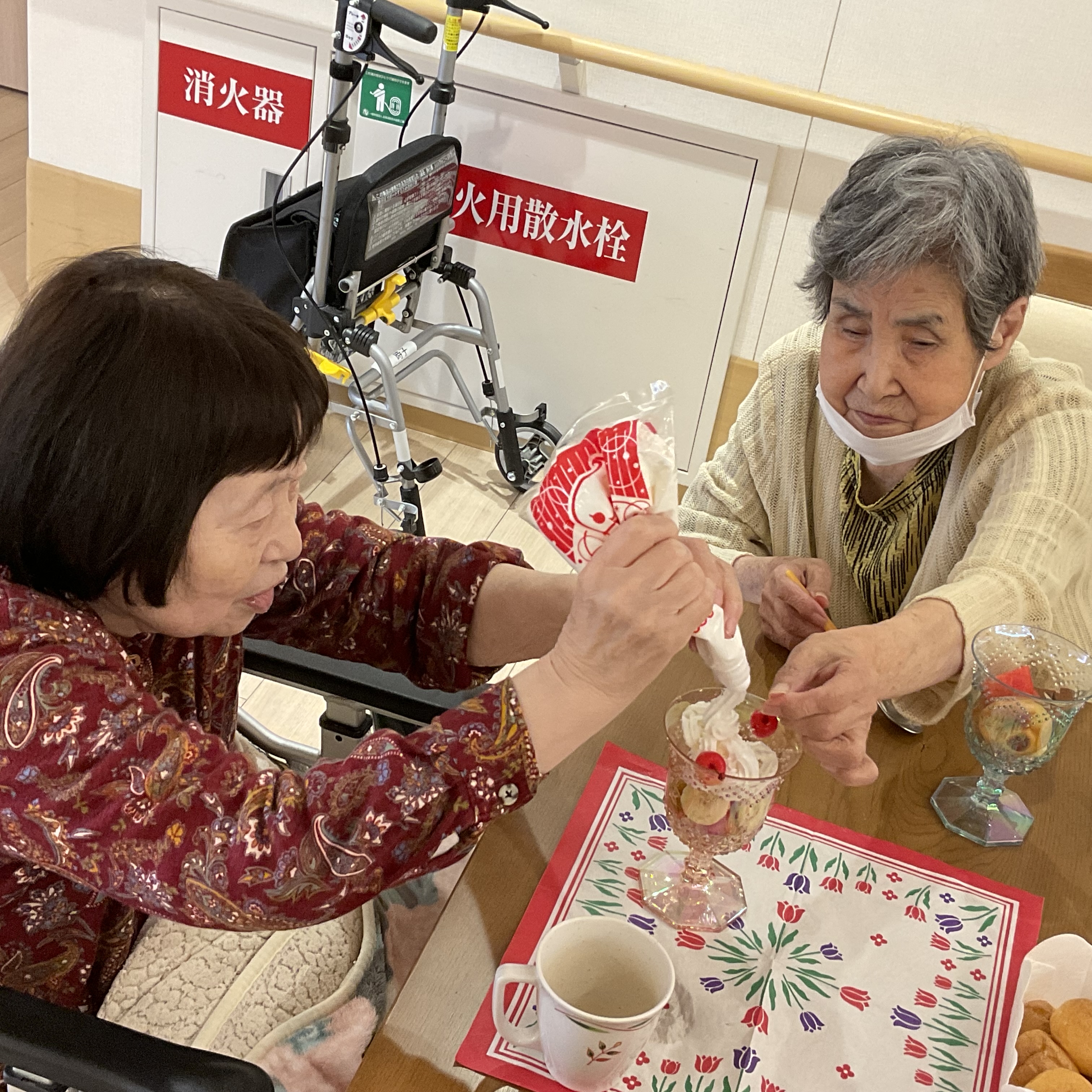 手作りパフェで誕生日をお祝いしました＊＊花菖蒲ユニット＊＊